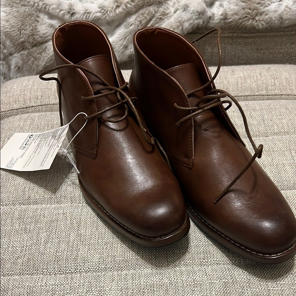 Amazon Essentials Brown Chukka Boots with Smooth Leather and Rounded Toe